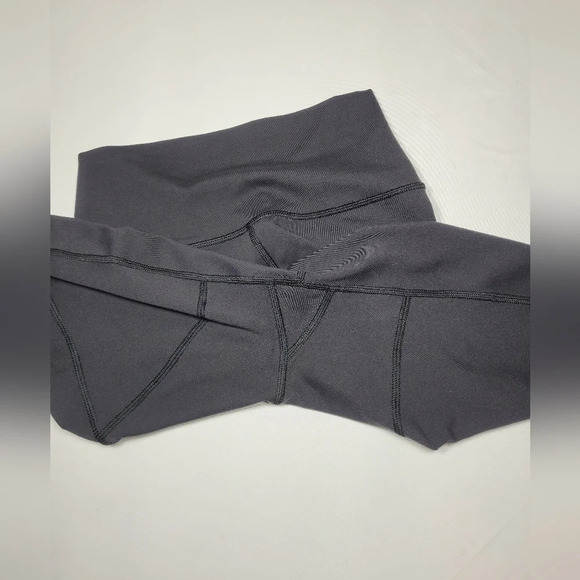 Lululemon True Self Crop II - Black sz 4 - Picture 7 of 8